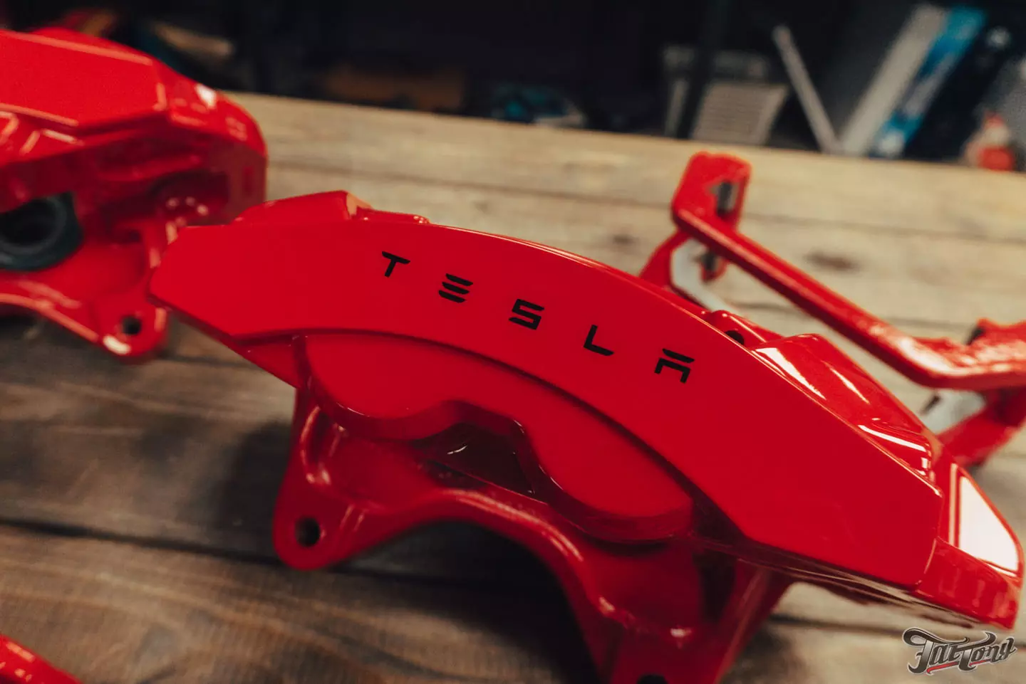 Ремонт и окрас бампера на Tesla Model 3, оклейка в полиуретан, окрас суппортов, новый спойлер, шиномонтаж на Hunter